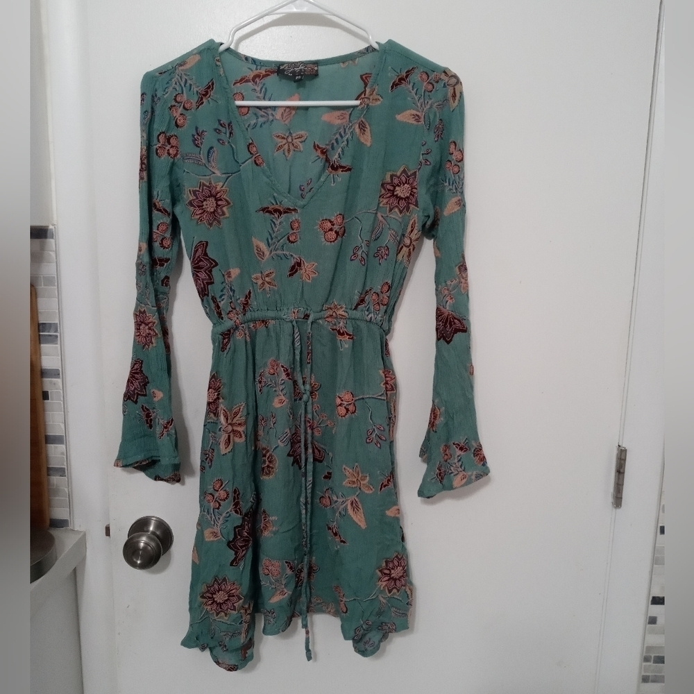 J. Gee Long Bell Sleeve Drop V Neck Midi Gauzy Floral Boho Dress. Sm Petite